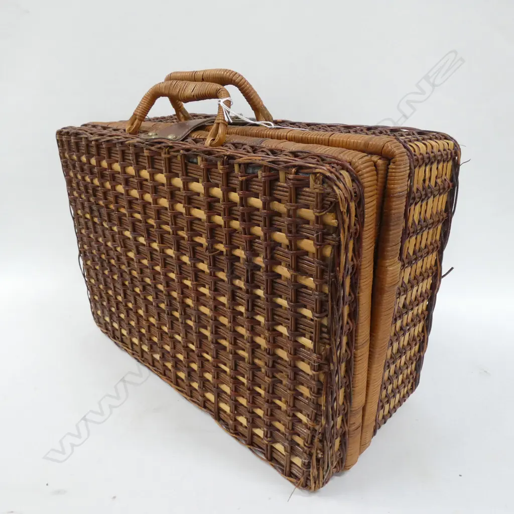 PICNIC BASKET & PLASTIC CONTENTS Image 1++