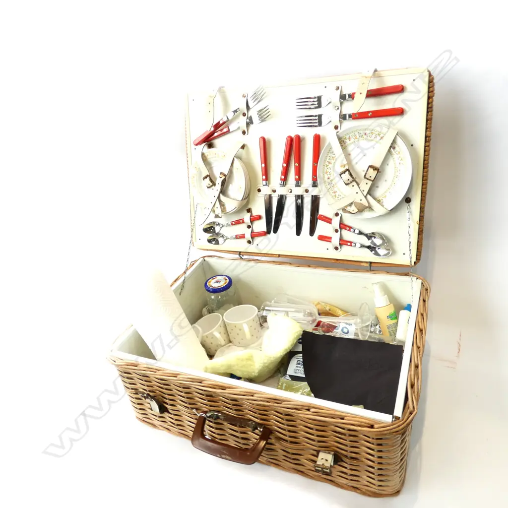 PICNIC BASKET AND ACCESSORIES Image 1++
