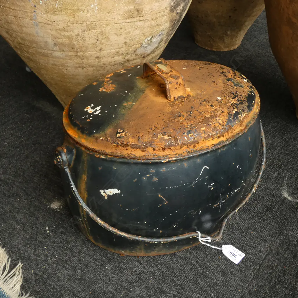 CAST IRON LIDDED POT 360mm dia Image 1++