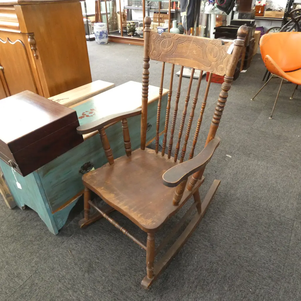 VINTAGE ROCKING CHAIR Image 1++