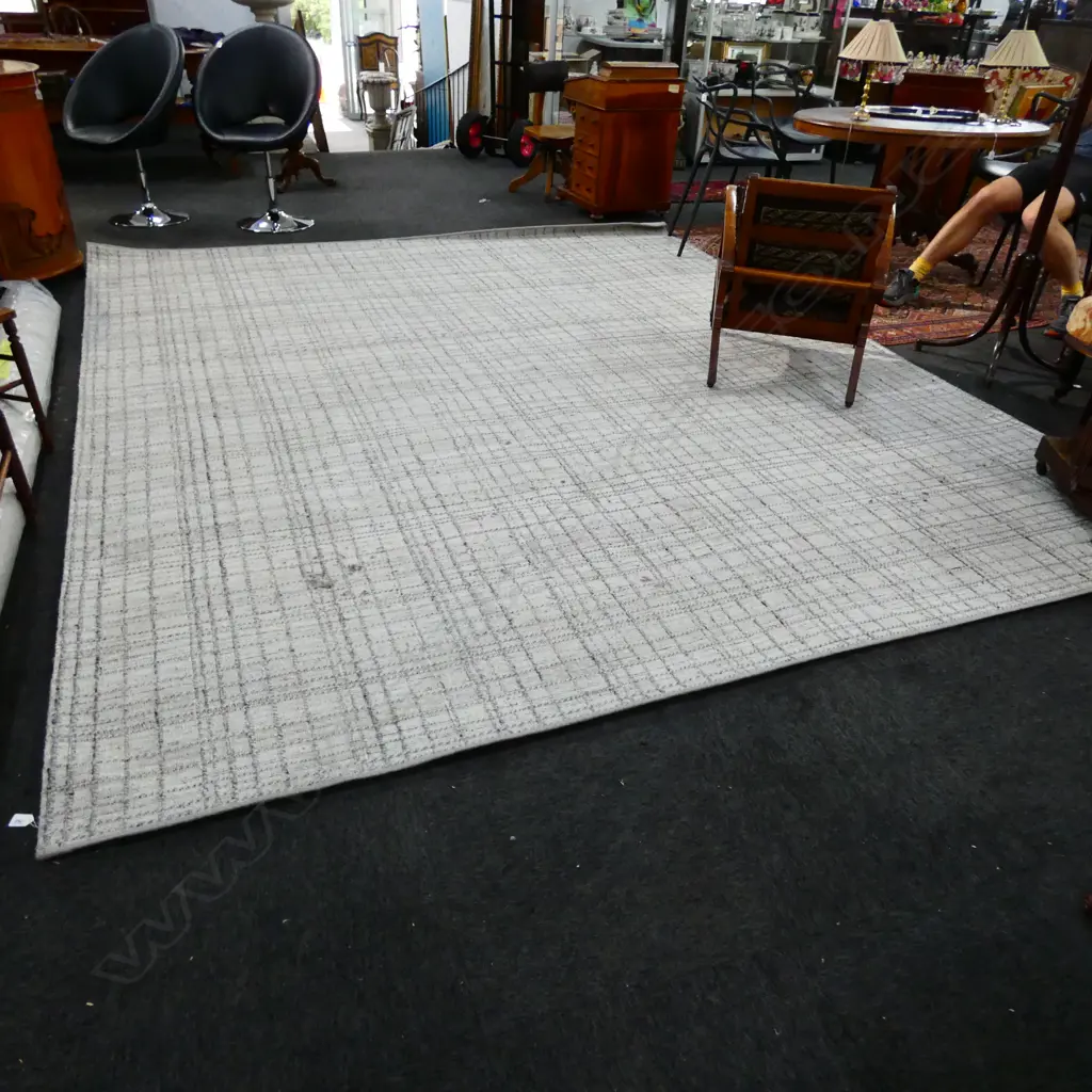 NICK SCALI SILVER RUG 3x3.5m Image 1++