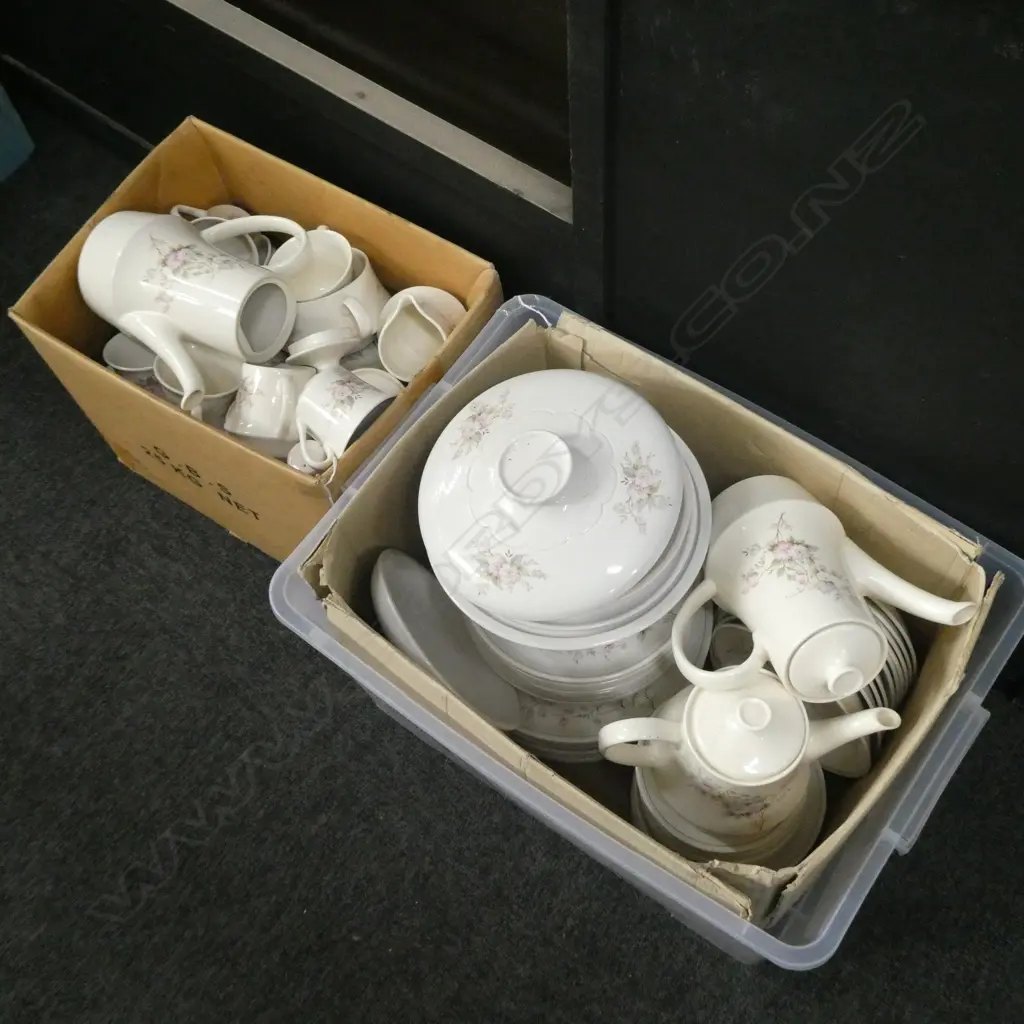 2 BOXES CROWN LYNN 'SPRING FAIR' DINNER SERVICE Image 1++