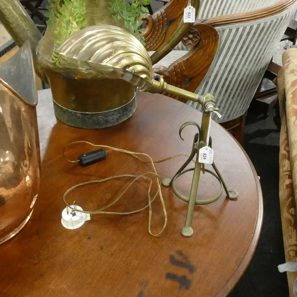 VINTAGE BRASS CLAM SHELL LAMP Image 1++