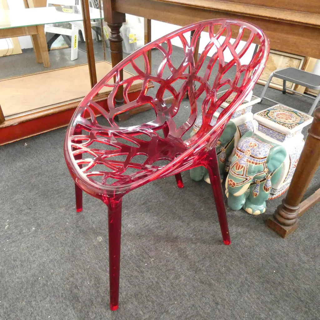 CONTEMPORARY RED PLASTIC CHAIR Image 1++