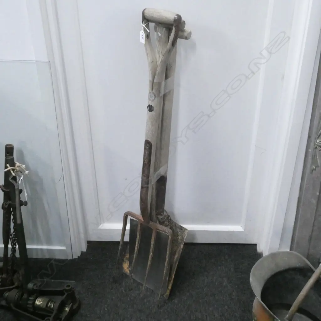 3 VINTAGE GARDEN TOOLS; 2 SPADES & A FORK L.1030mm Image 1++