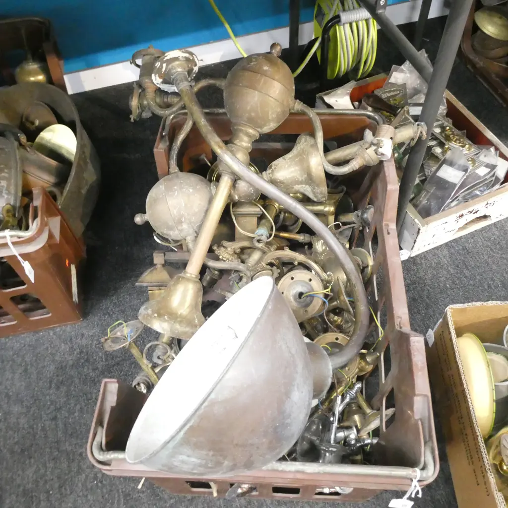 LOT ASST LIGHT FITTINGS ETC Image 1++