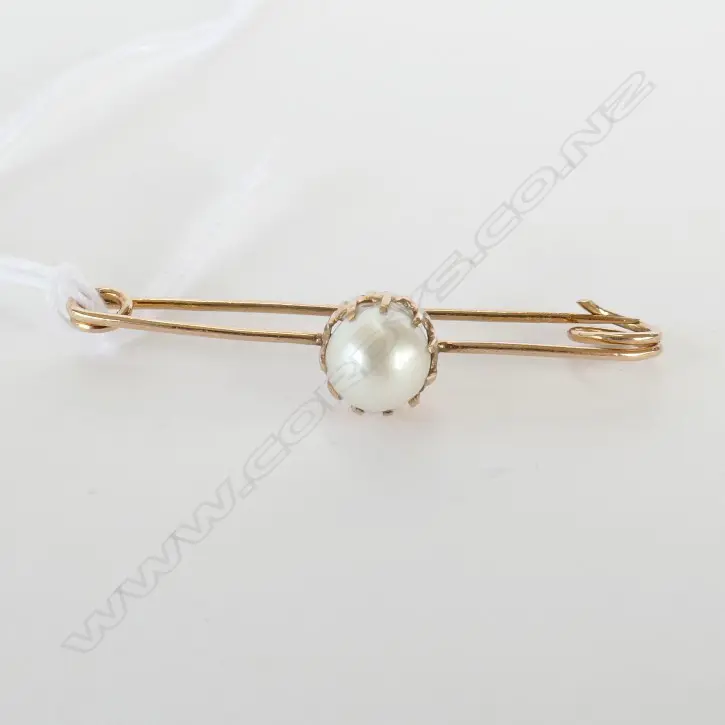 9CT GOLD AND PEARL BROOCH (RETAIL REPLACEMENT $369) Image 1++