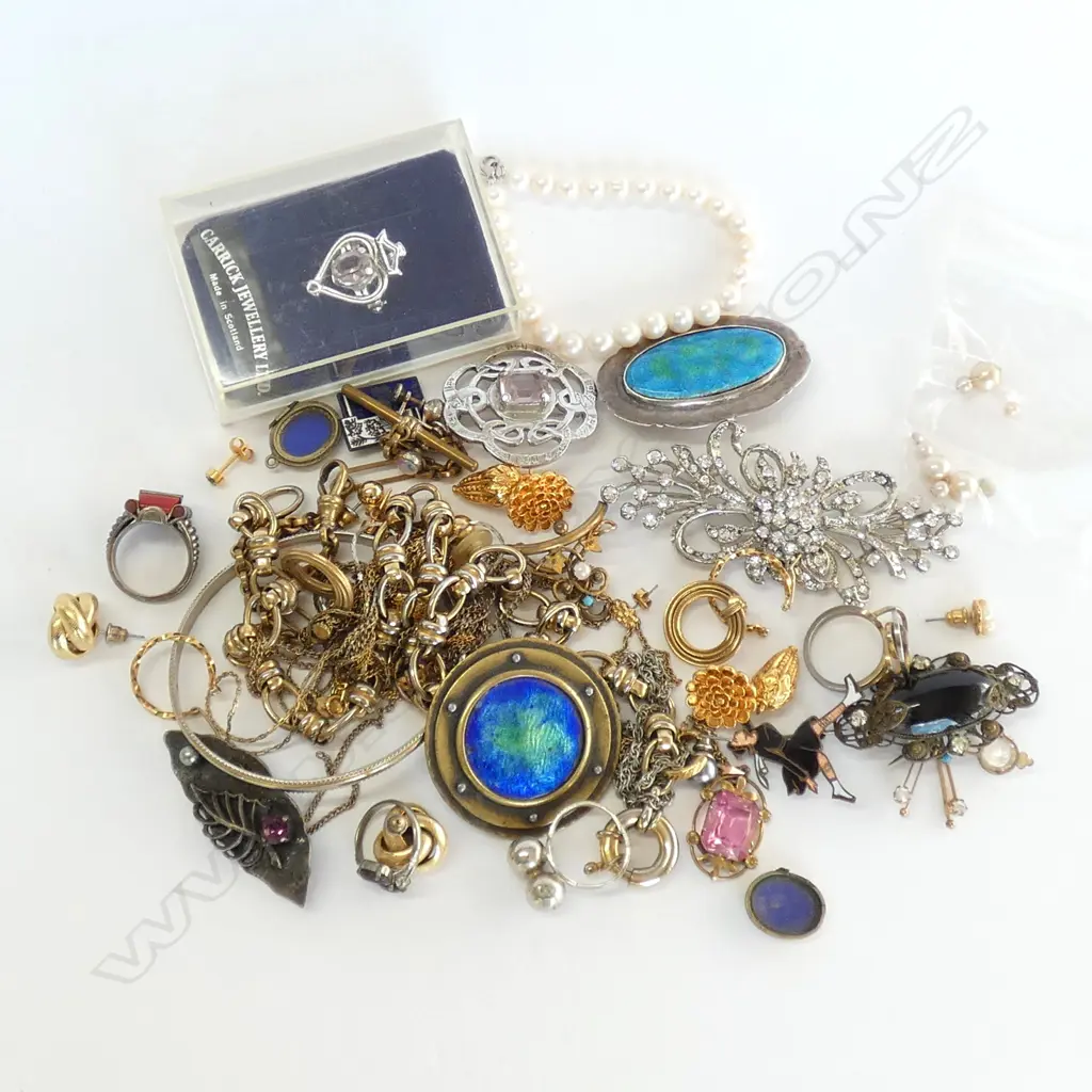 BAG OF COSTUME JEWELLERY Image 1++