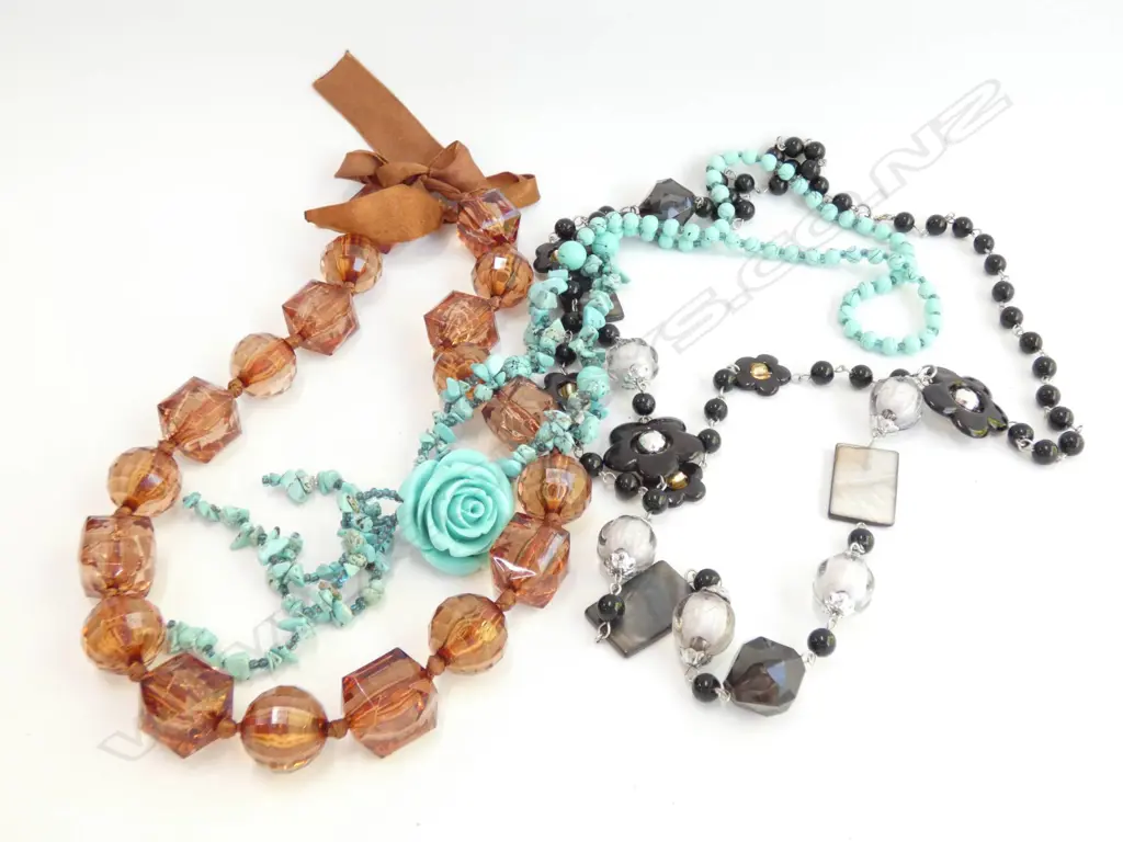 3 COSTUME JEWELLERY NECKLACES Image 1++