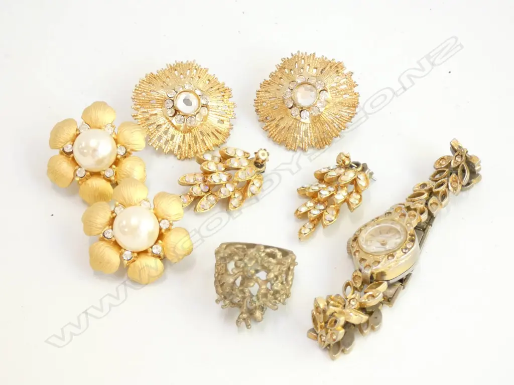 8 COSTUME JEWELRY PCES Image 1++