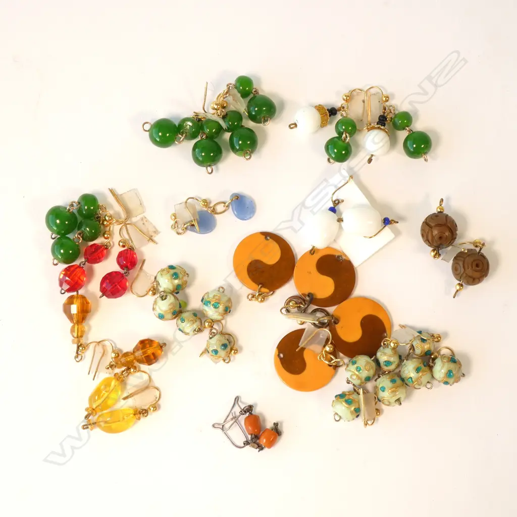 BAG OF ASSORTED EARRINGS Image 1++