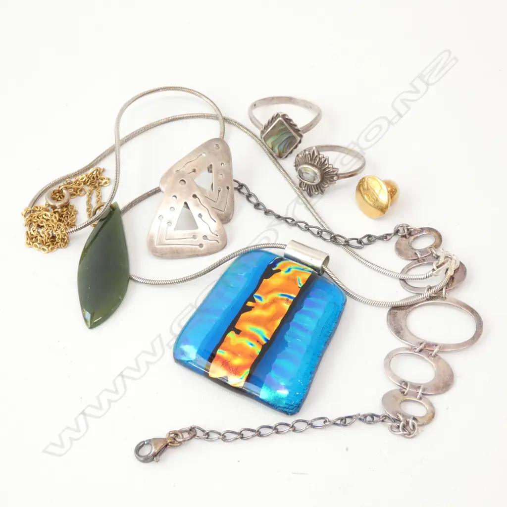 925 STG COSTUME JEWELLERY; 18CT STUD 2.3GR, 2 RINGS, NECKLACE, EARRINGS, GREENSTONE ETC Image 1++