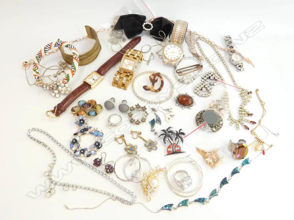 incl. Karen Walker brooch Image 1++