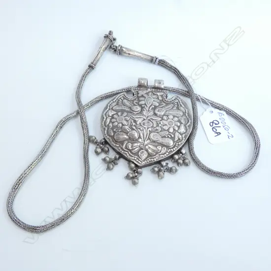 VINTAGE INDIAN SILVER NECKLACE THE LGE PENDANT...