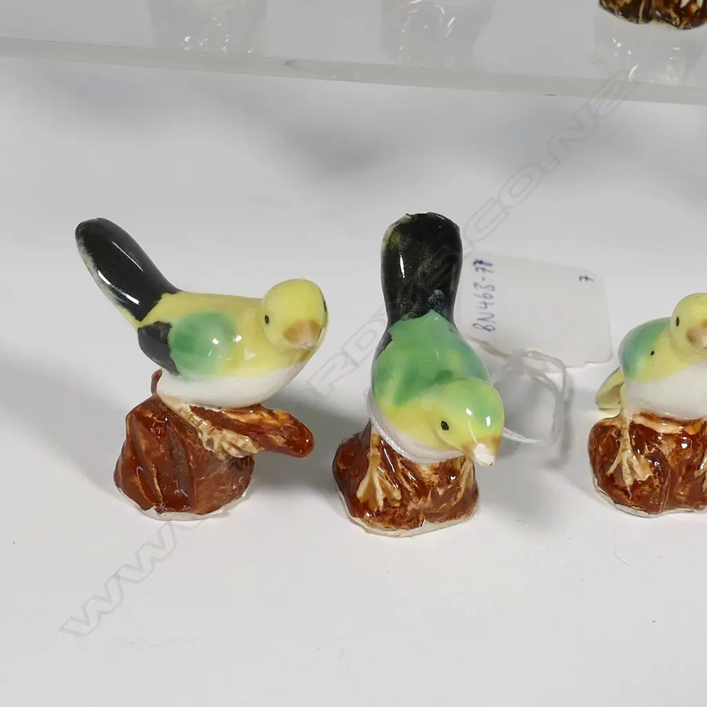 SEVEN CHINA BIRDS, "B1053 5/8" ON BASE, AVERAGE H.34MM AF Image 1++