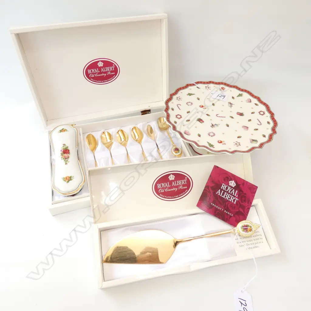 ROYAL ALBERT OCR GOLD PLATED CAKE SERVER PLUS TEASPOONS (6) & CADDY, BOTH BOXED + VILLEROY & BOCH CAKE STAND Image 1++