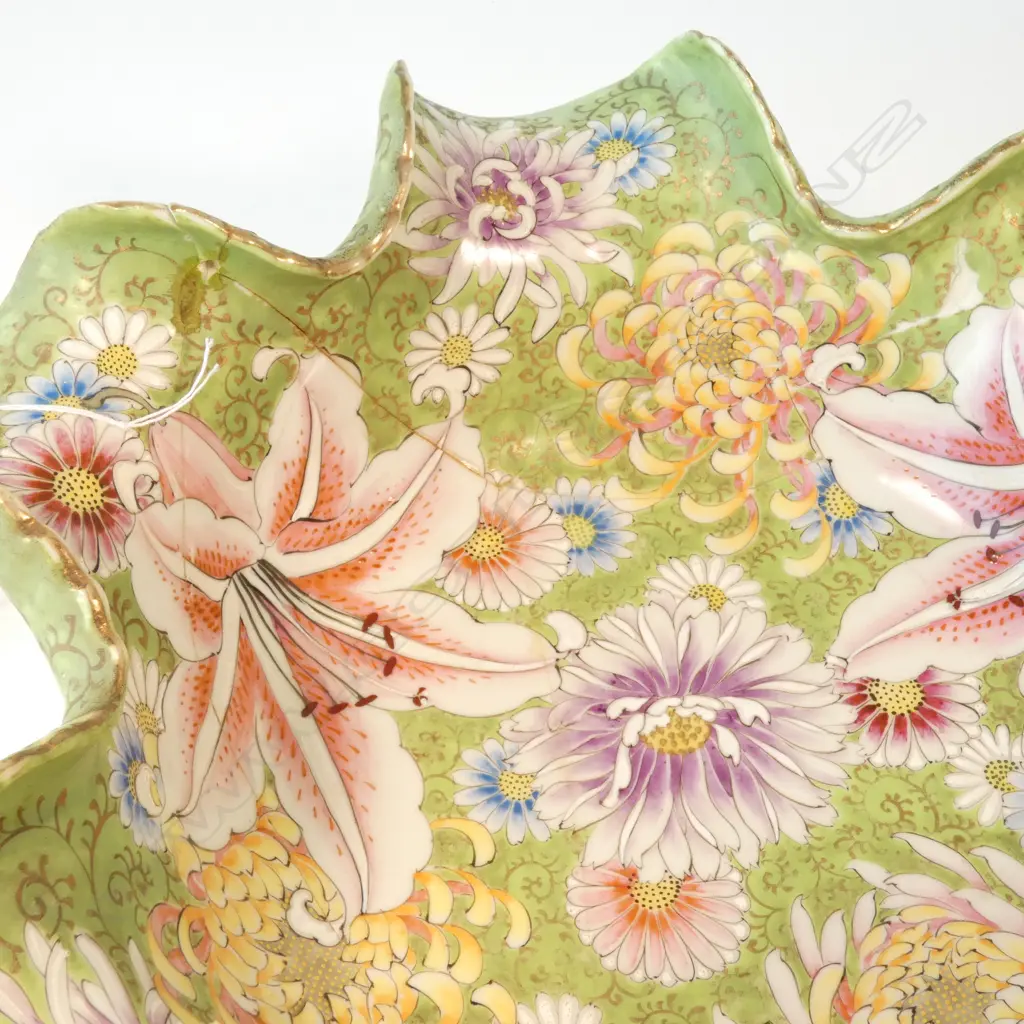 JAPANESE BOWL DECORATED WITH LILIES AND SIGNED. ALL FAULTS. Image 1++