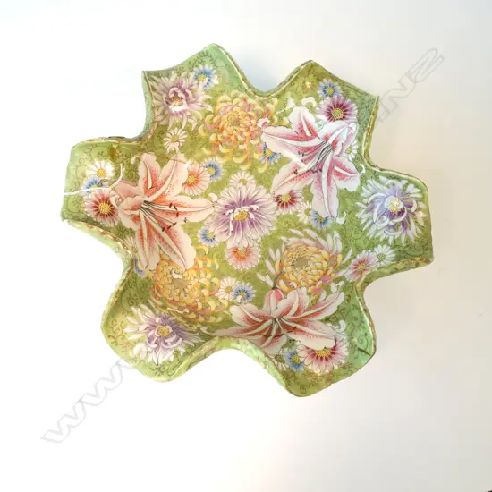 JAPANESE BOWL DECORATED WITH LILIES AND SIGNED. ALL FAULTS.