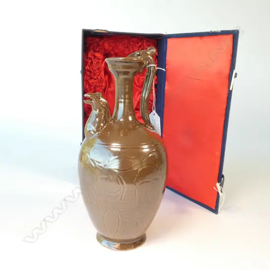 TANG STYLE CAFE AU LAIT VASE IN BOX.