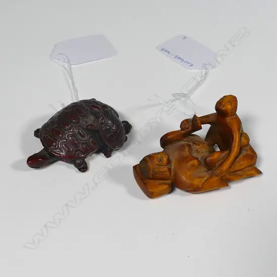 WOODEN MINIATURE EROTICA L.60MM + RESIN TURTLE