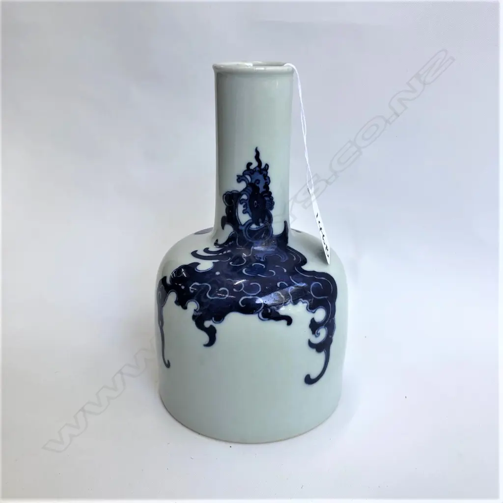 CHINESE MALLET VASE, SIX CHARACTER MARK TO THE BASE Image 1++