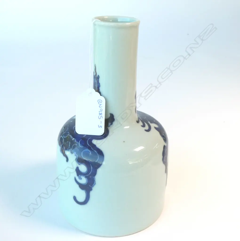 CHINESE MALLET VASE, SIX CHARACTER MARK TO THE BASE Image 1++