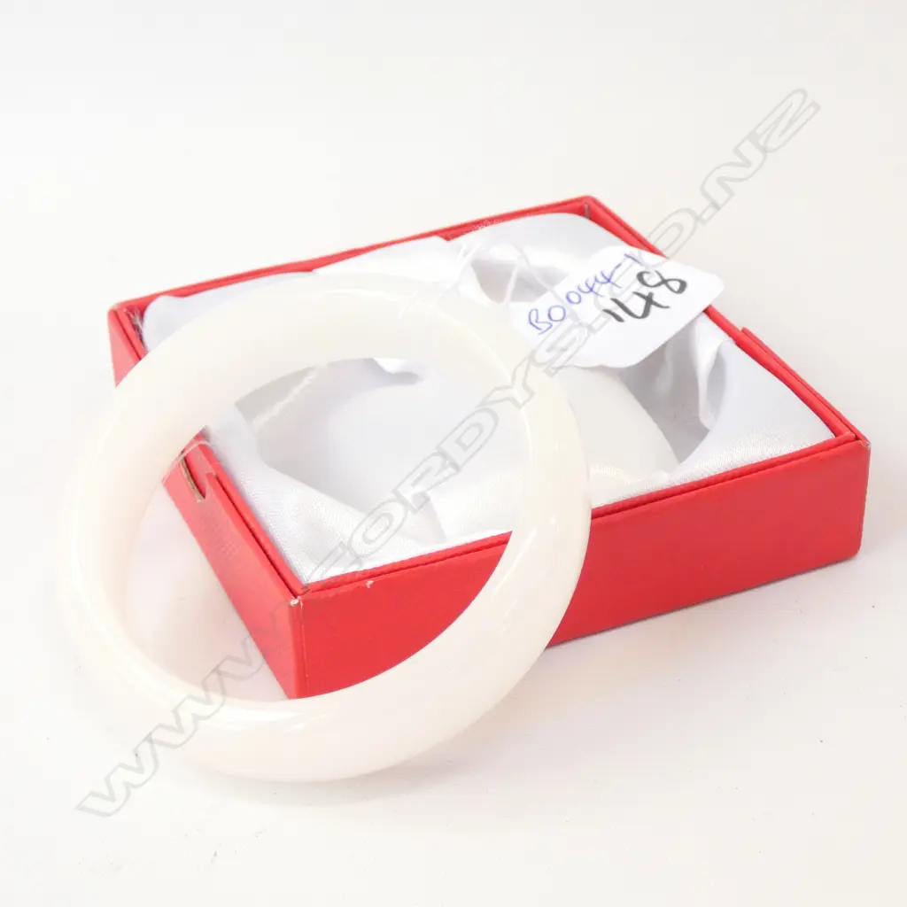 CHINESE WHITE JADE BANGLE Image 1++