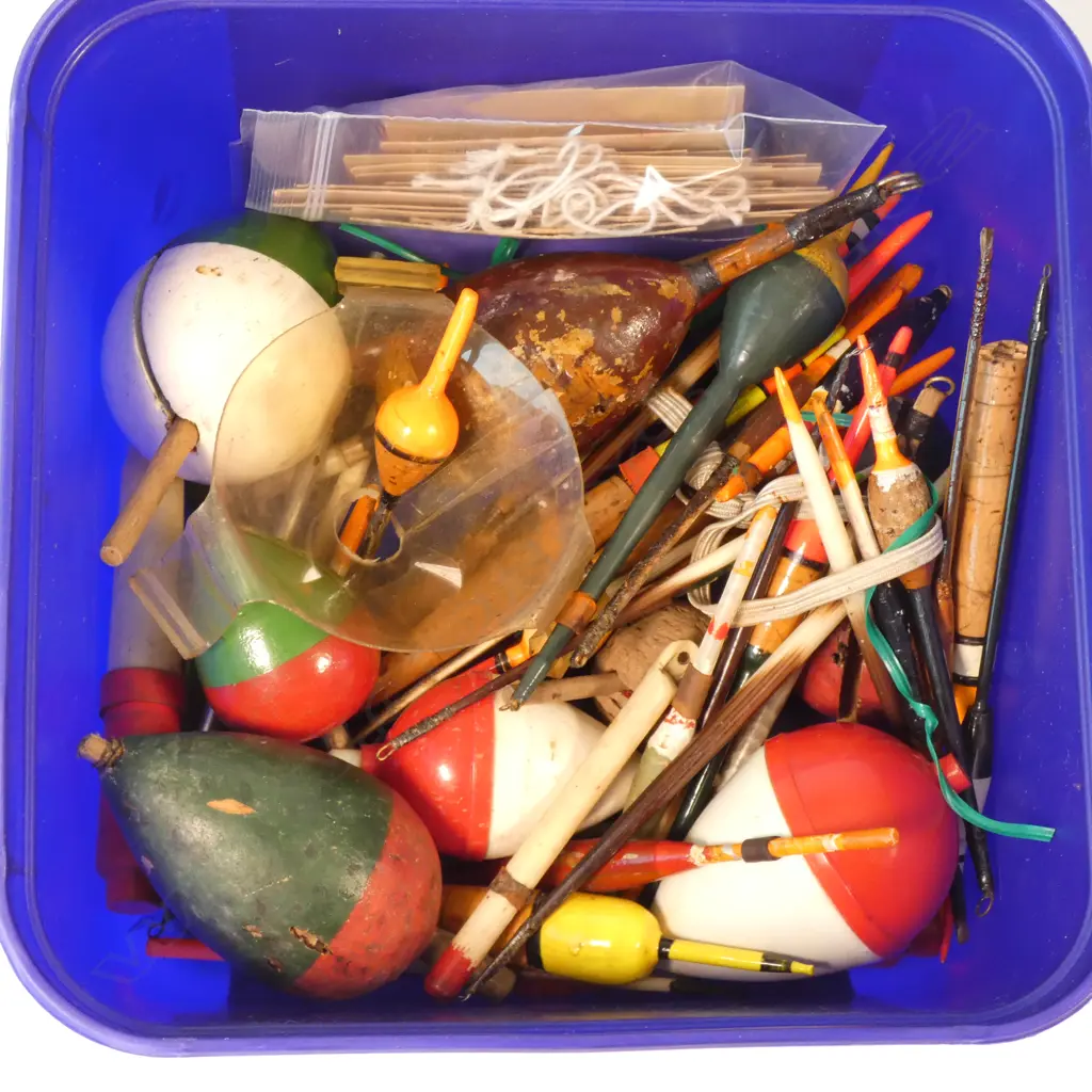 BOX LOT VINTAGE FLY FISHING FLOATS  Image 1++