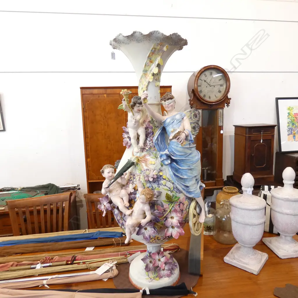 CAPODIMONTE URN AF 1290MM H Image 1++