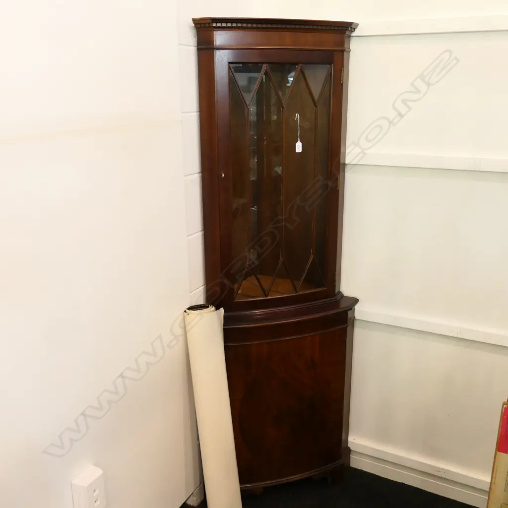 GLAZED CORNER CABINET Image 1++