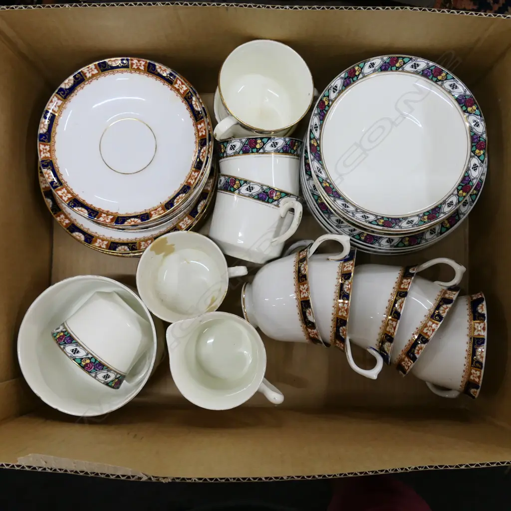 BOX OF CHINA ROYAL ALBERT Image 1++