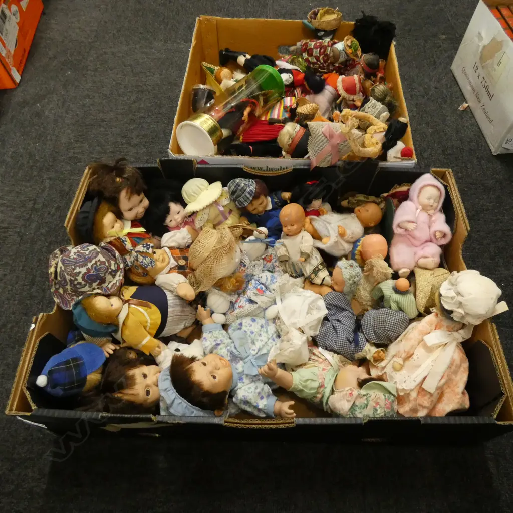 2 BOXES OF COSTUME DOLLS  Image 1++