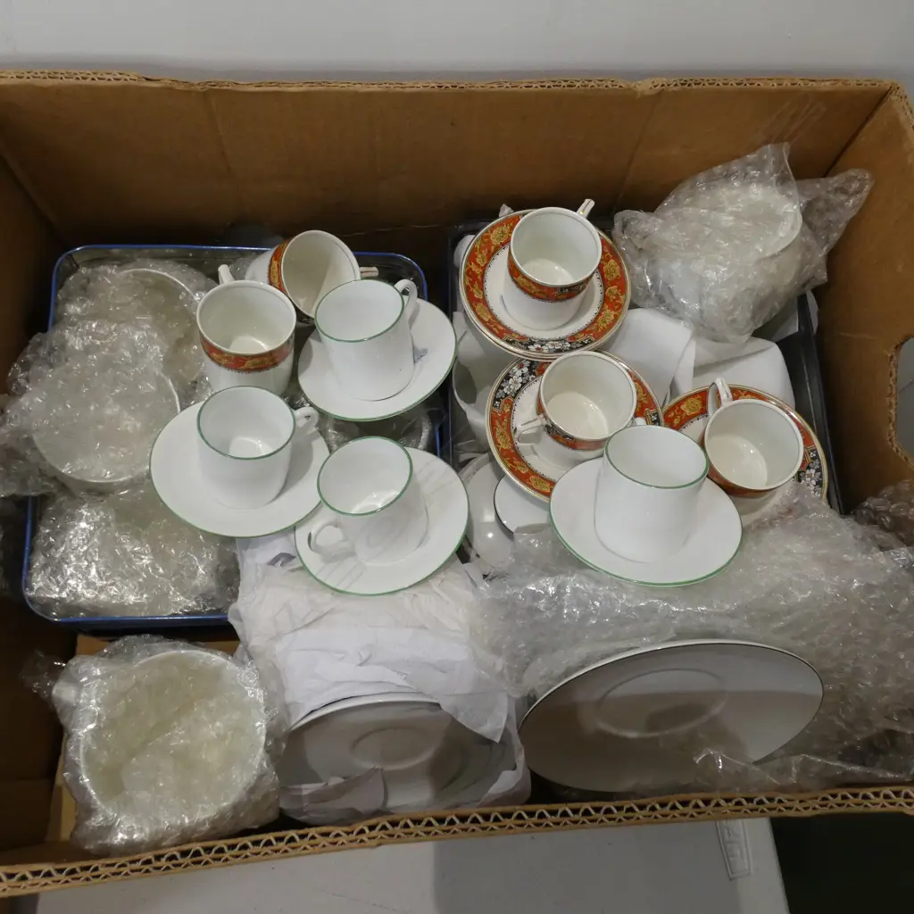 ARZBERG TEA + COFFEE SERVICES+ASST DEMI- DASSE C/SAUCERS Image 1++