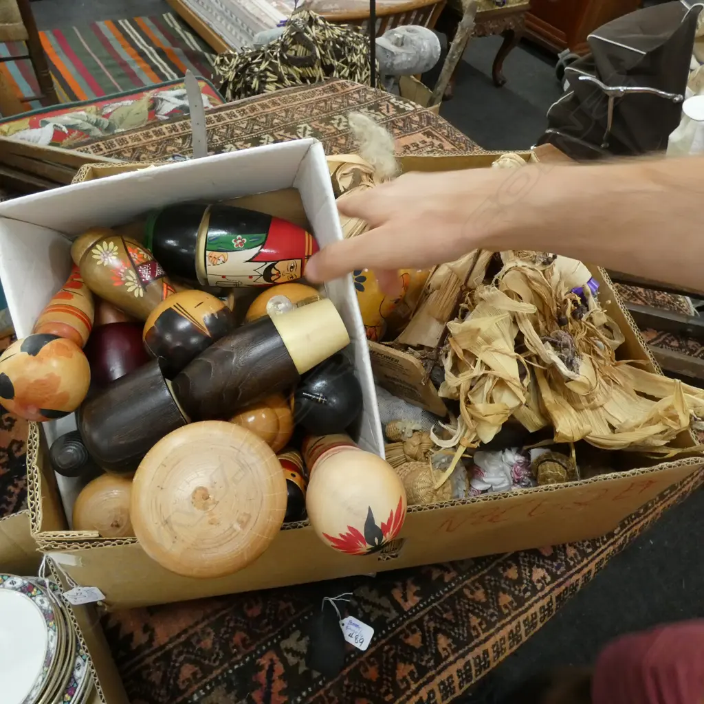 2 BOXES OF STRAW AND WOODEN DOLLS ETC Image 1++