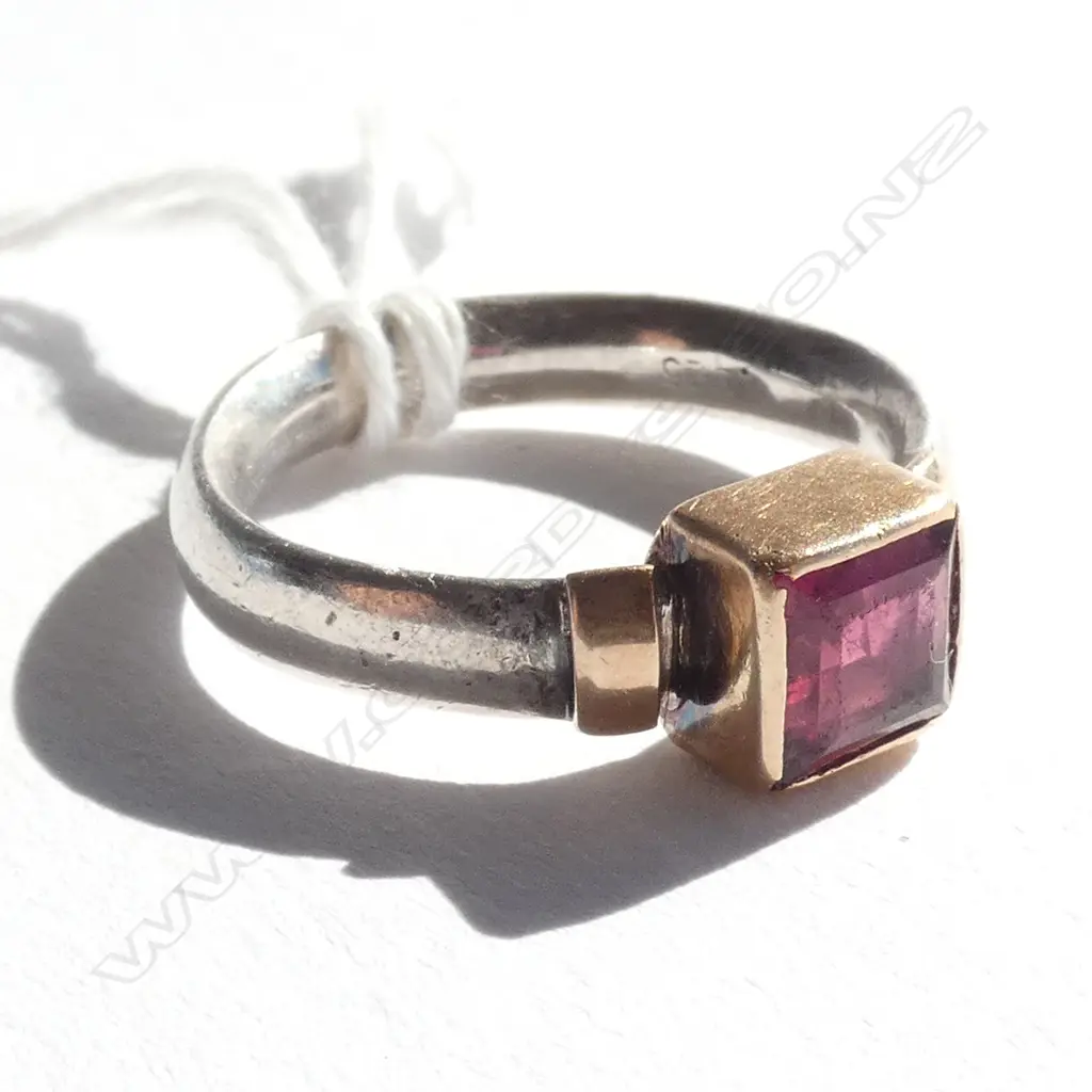 SILVER & GOLD SQ RED COLOURED STONE RING Image 1++