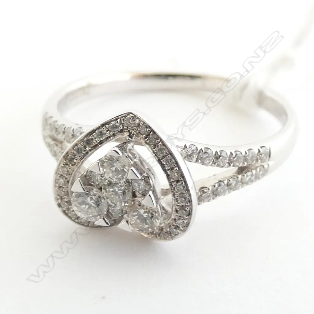  18CT WHITE GOLD AND DIAMOND RING (0.43CT) Image 1++