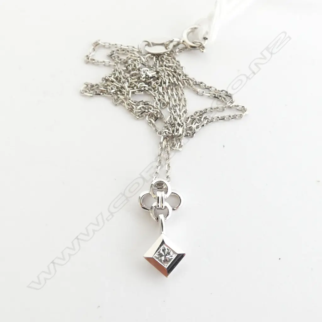 18CT WHITE GOLD AND DIAMOND PENDANT Image 1++