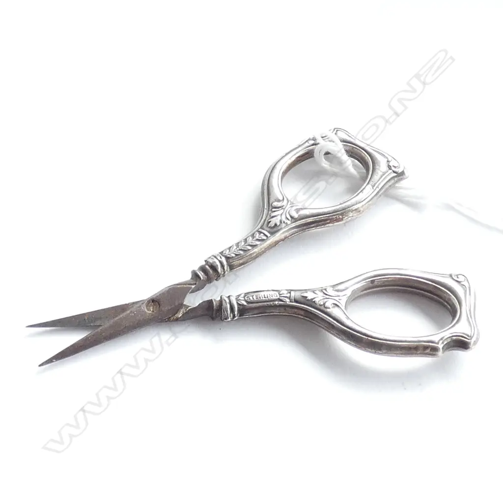 (19712) PR C1900 SILVER HANDLED SEWING SCISSORS Image 1++