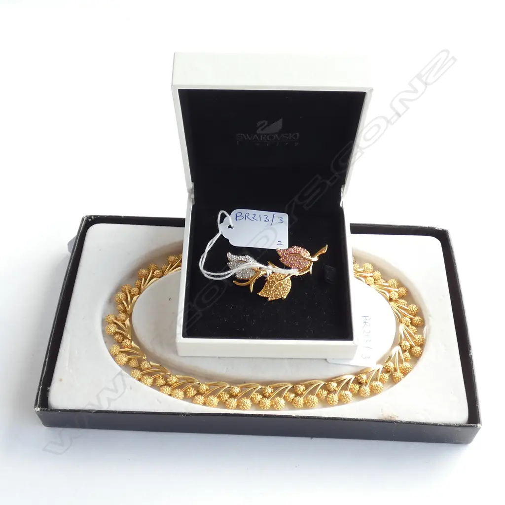 GOLD PLATE COSTUME NECKLACE + SWAROVSKI CRYSTAL BROOCH BOXED Image 1++