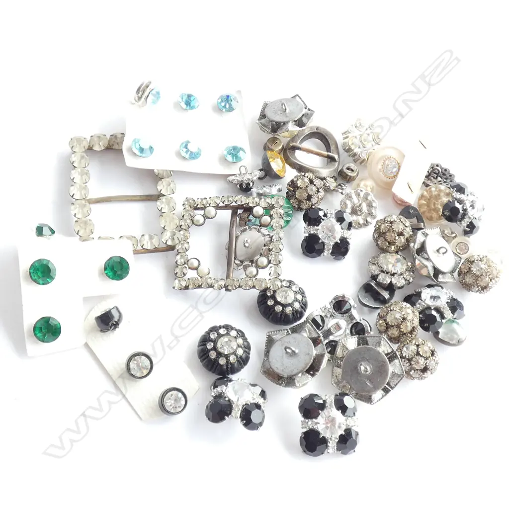 GOOD COLLECTION OF ART DECO BUTTONS  Image 1++