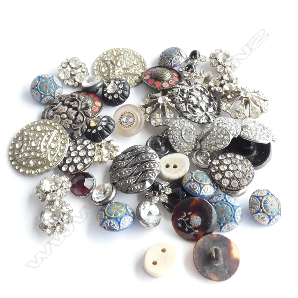 GOOD COLLECTION OF BUTTONS INCLUDING TWO SILVER Image 1++