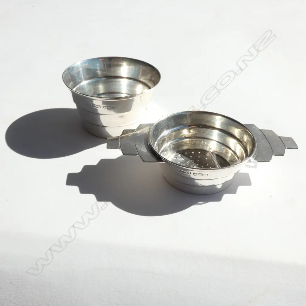 SILVER TEA STRAINER & STAND, by TANDY & SONS, SHEFF 1963. 53gm Image 1++