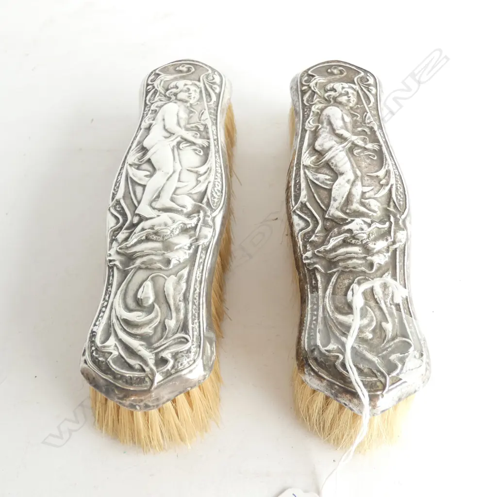 PAIR OF ART NOUVEAU SILVER CLOTHES BRUSHES BIRMINGHAM 1906 Image 1++