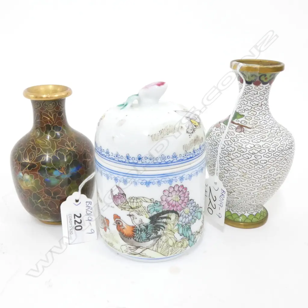 FAMILLE ROSE EGG SHELL POT (120 X 75MM) & TWO CLOISONNE VASES - LARGEST H. 130MM Image 1++