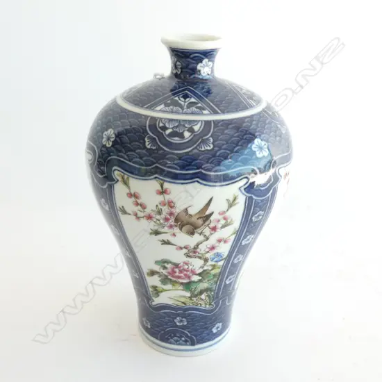 ORIENTAL B/W VASE MUSEUM COPY QIANLONG SEAL MARK H.220mm 