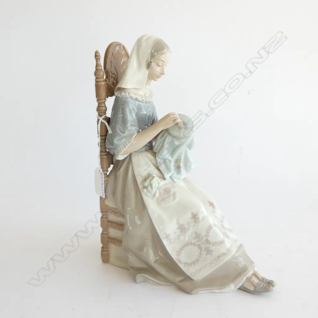 LLADRO 'EMBROIDERER' #4865 H.275mm Image 1++