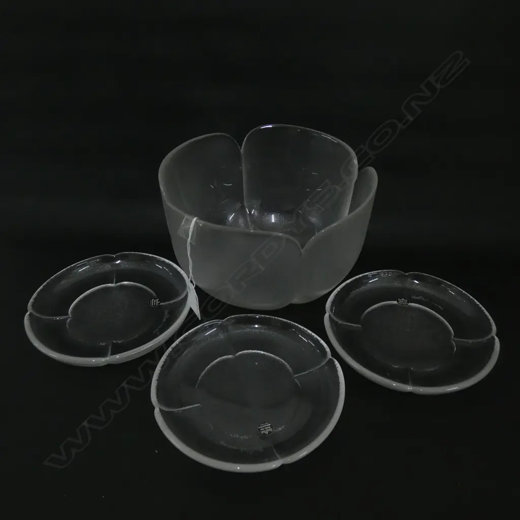 LG ROSENTHAL HEAVY GLASS PETAL SHAPED BOWL (220X150MM) & 3 SM PLATES (DIA 165MM) Image 1++