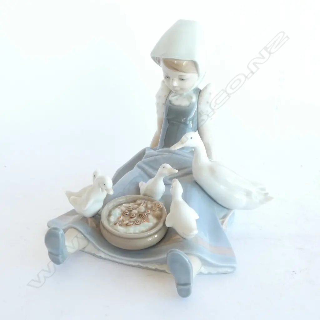 LLADRO FIGURINE - GIRL FEEDING DUCKS L, 200 H.175MM Image 1++