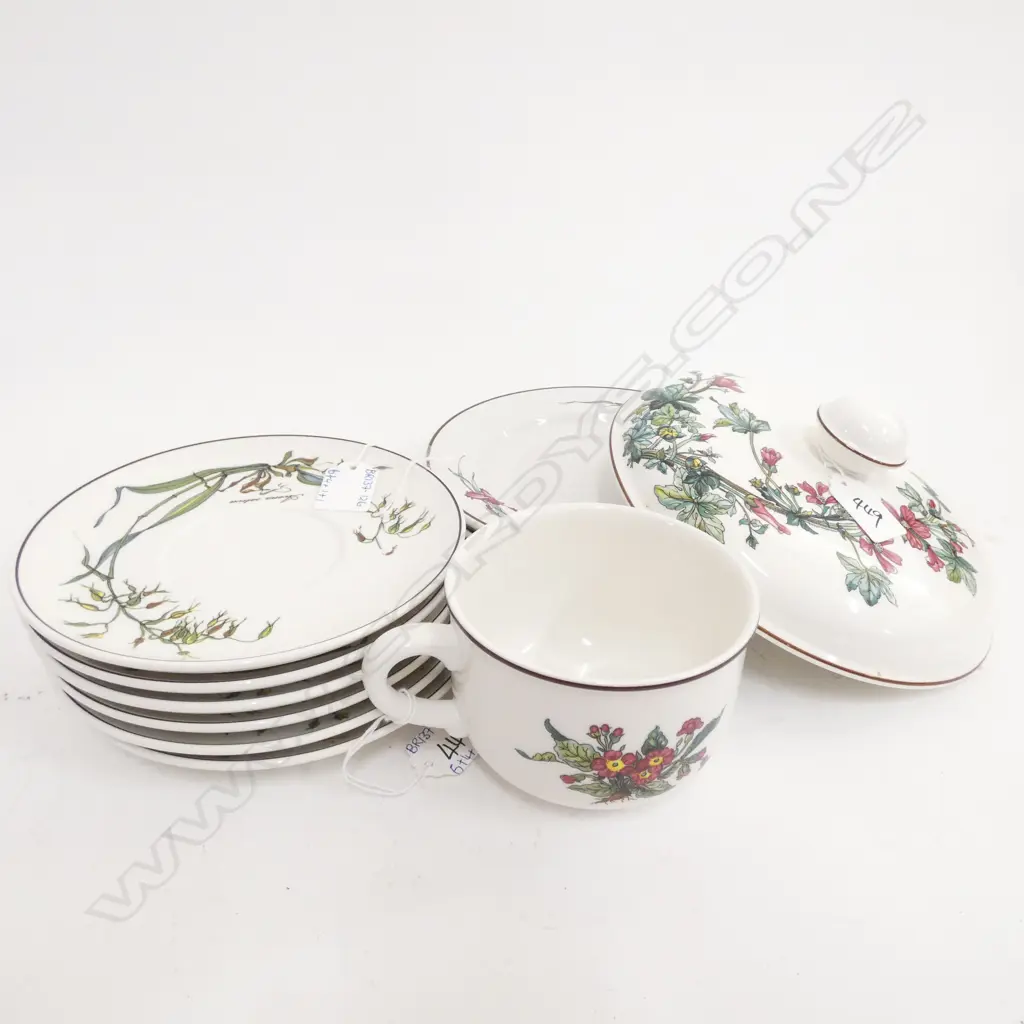 VILLEROY & BOCH ASST PCS; 6 SAUCERS (DIA 165MM) 4 SAUCERS (DIA 190MM) LG CUP & SERVING DISH LID (DIA 200MM) Image 1++