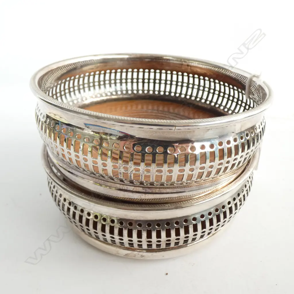 PR QUALITY SILVER PLATE BOTTLE COASTERS OAK BASES Dia.145mm Image 1++